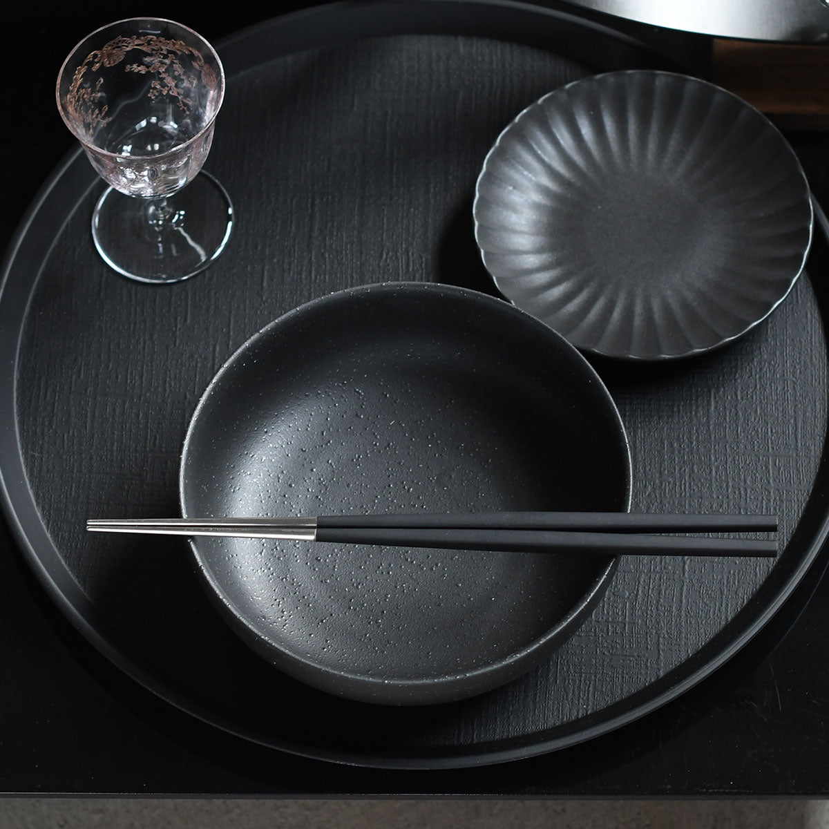【取り寄せ商品】黒花 12.5cm丸皿 0006