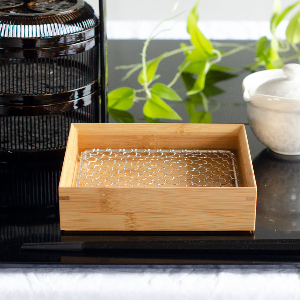 【取り寄せ商品】用美 YOUBI 竹・天ぷら盛皿(ステンレス目皿付) 正角5寸 クリアー 18270