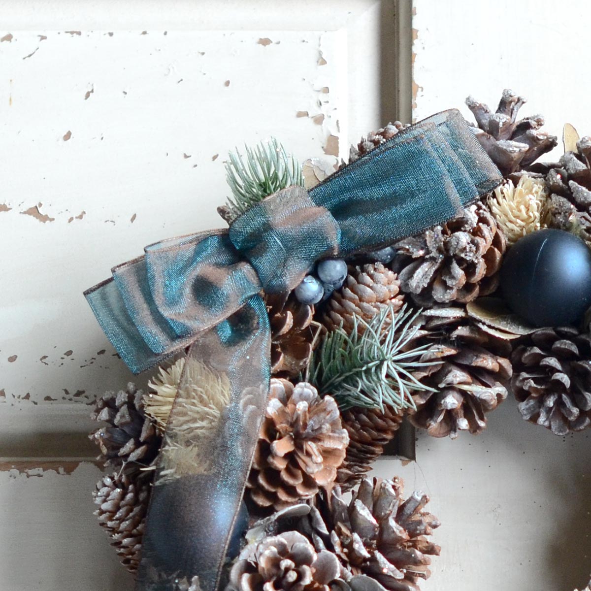 リボンリース ホワイトパイン＆ネイビーボール 35cm r32m