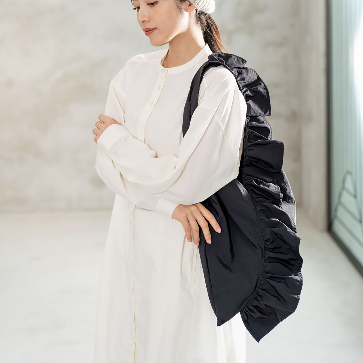 甘くなりすぎない大人のフリルバッグ 2色