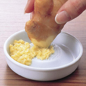 【メール便可】軽い力でおろせる 京セラ セラミック薬味器（すべり止め付）