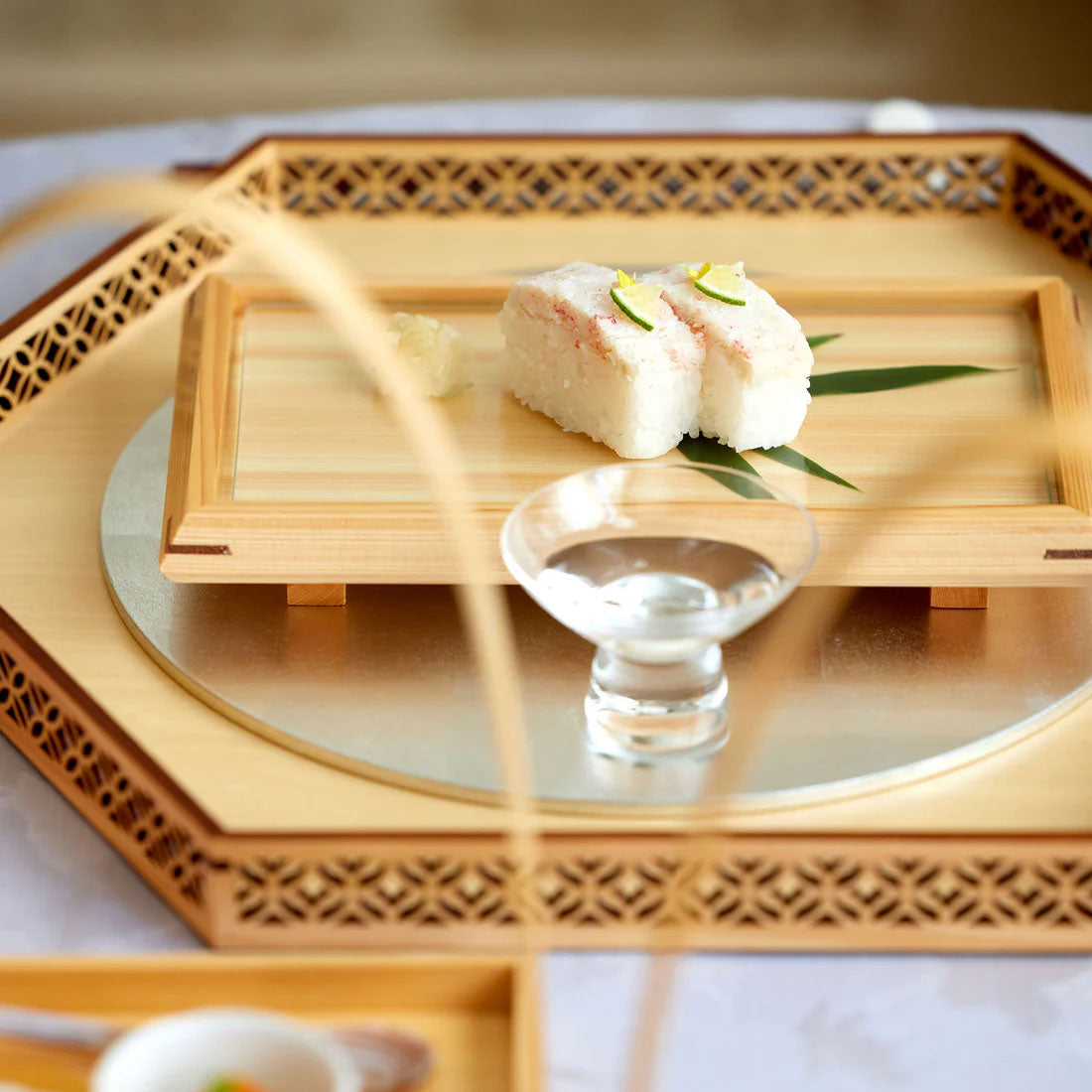 【取り寄せ商品】敷板 金銀丸敷板 7寸～尺3用【リバーシブル 敷板 お正月 トレー 器 金 ゴールド】