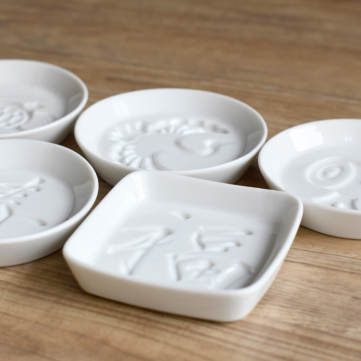 縁起紋醤油皿 白磁